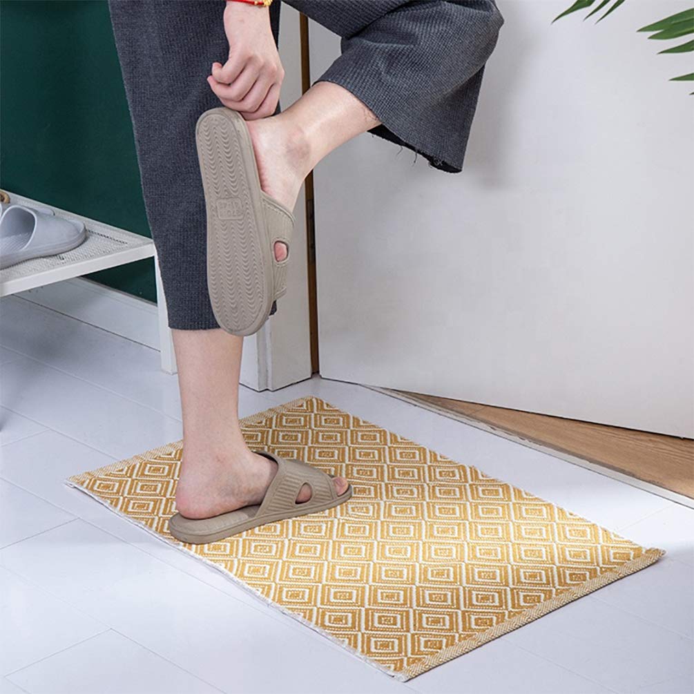 Fennco Styles Woven Classic Diamond Geometric Small Area Rug - Cotton Blend Carpet Indoor Outdoor Floor Mat for Living Room, Entryway, Bedroom and Floor Décor