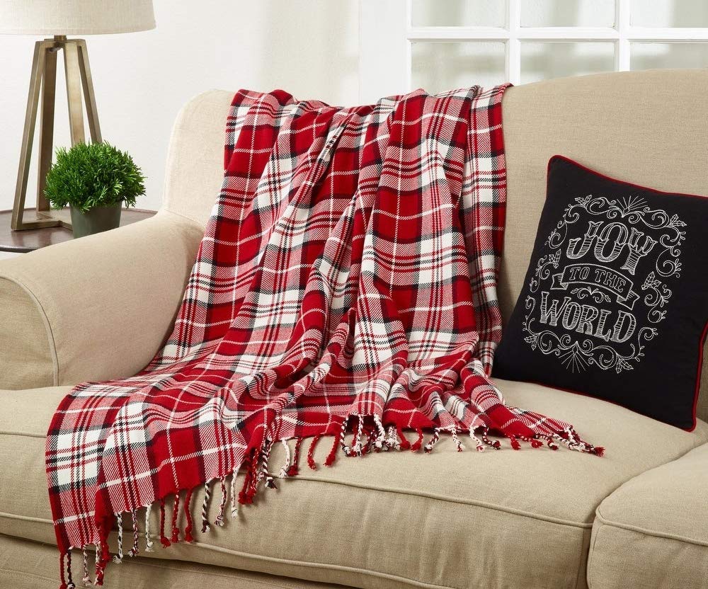 Fennco Styles Country Plaid Tassel 100% Cotton Throw 50 x 60 Inch - Black Red Blanket for Couch, Living Room, Bedroom, Christmas Décor and Everyday Use