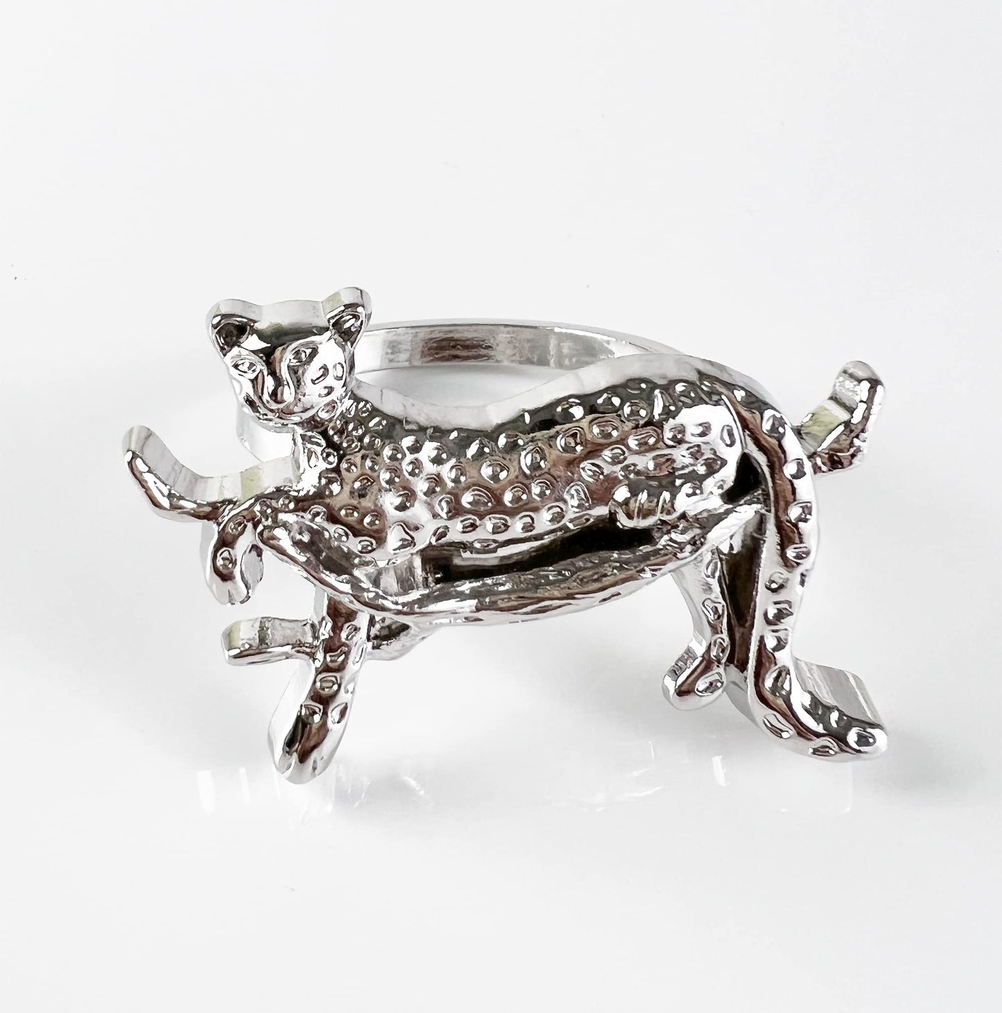 Fennco Styles Leopard Metal Napkin Rings, Set of 4 – Bronze Animal Napkin Holders for Home Décor, Dining Table, Family Gathering, Themed Party, Banquet and Special Occasion