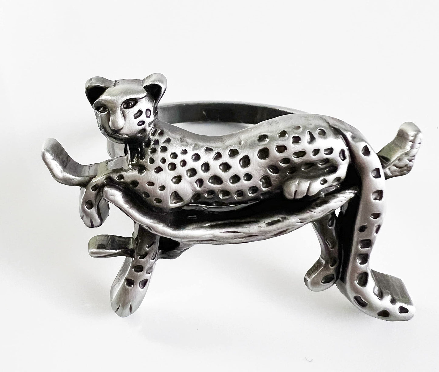 Fennco Styles Leopard Metal Napkin Rings, Set of 4 – Bronze Animal Napkin Holders for Home Décor, Dining Table, Family Gathering, Themed Party, Banquet and Special Occasion