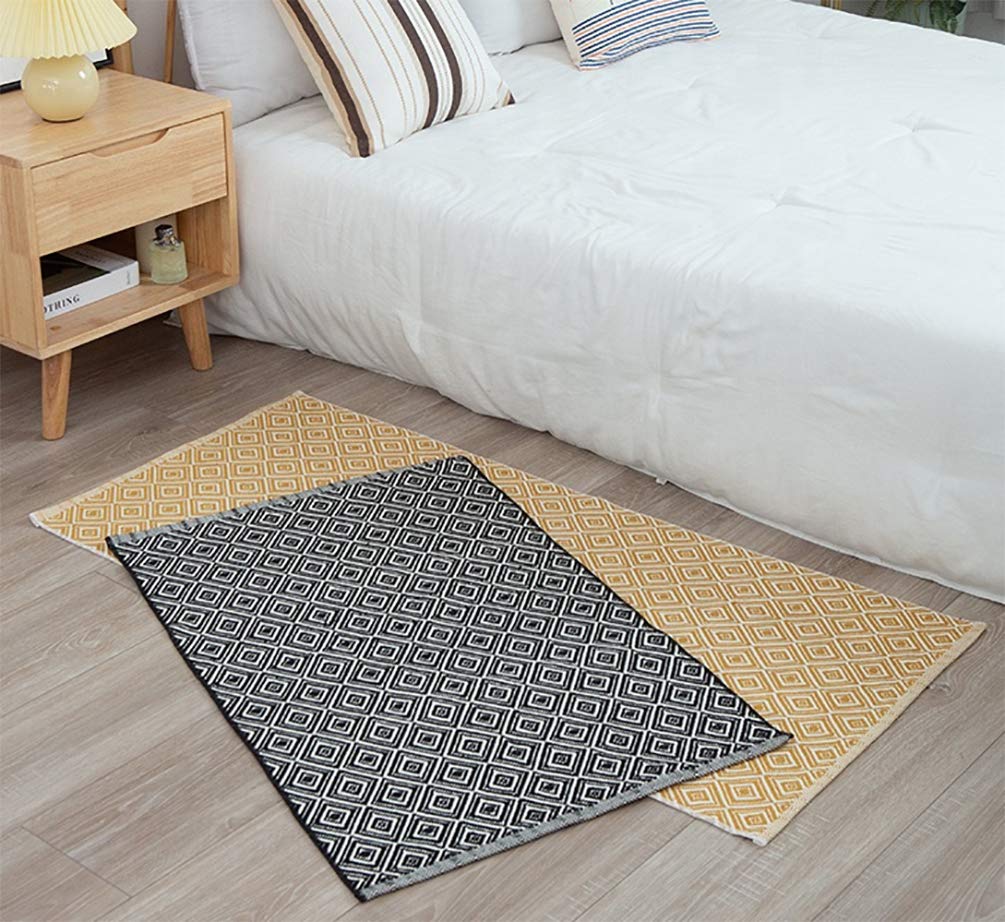 Fennco Styles Woven Classic Diamond Geometric Small Area Rug - Cotton Blend Carpet Indoor Outdoor Floor Mat for Living Room, Entryway, Bedroom and Floor Décor