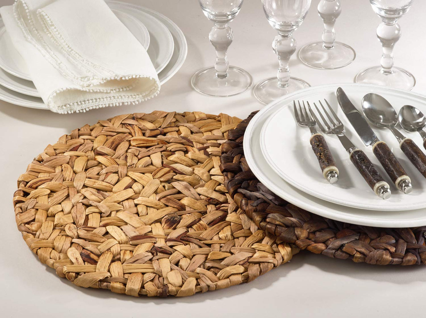 Fennco Styles Woven Seagrass Decorative Table Placemats 15" Round, Set of 4 - Natural Table Mats for Home Décor, Dining Table, Banquet, Family Gathering, Everyday Use and Special Occasion