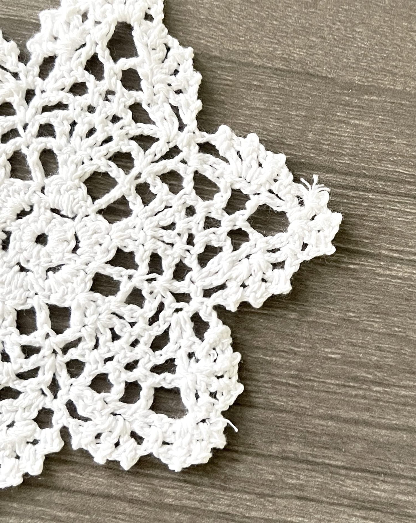 Fennco Styles Handmade Crochet Lace Pineapple Ecru Doily. 4 Inch Round. 100% Cotton. 4 Pieces.