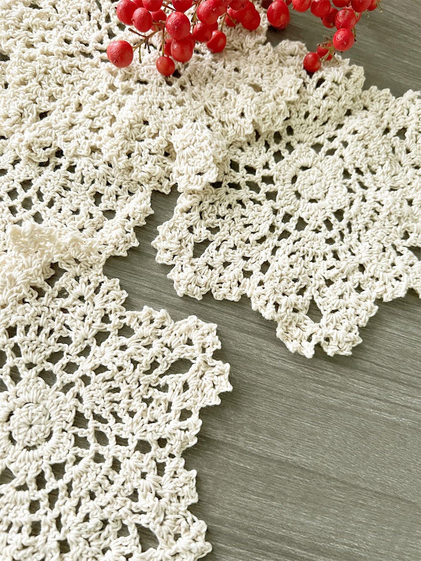 Fennco Styles Handmade Crochet Lace Pineapple Ecru Doily. 4 Inch Round. 100% Cotton. 4 Pieces.