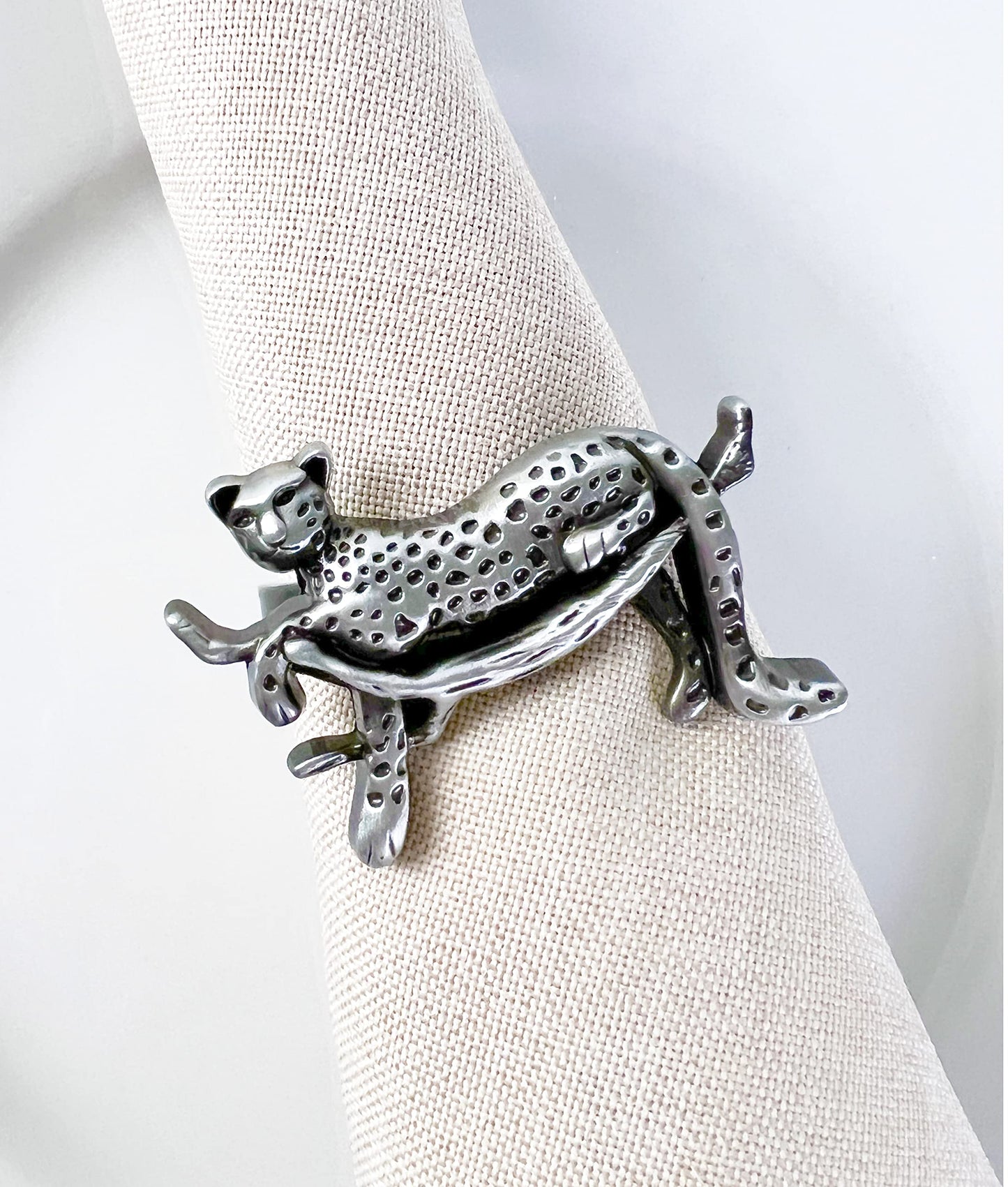 Fennco Styles Leopard Metal Napkin Rings, Set of 4 – Bronze Animal Napkin Holders for Home Décor, Dining Table, Family Gathering, Themed Party, Banquet and Special Occasion