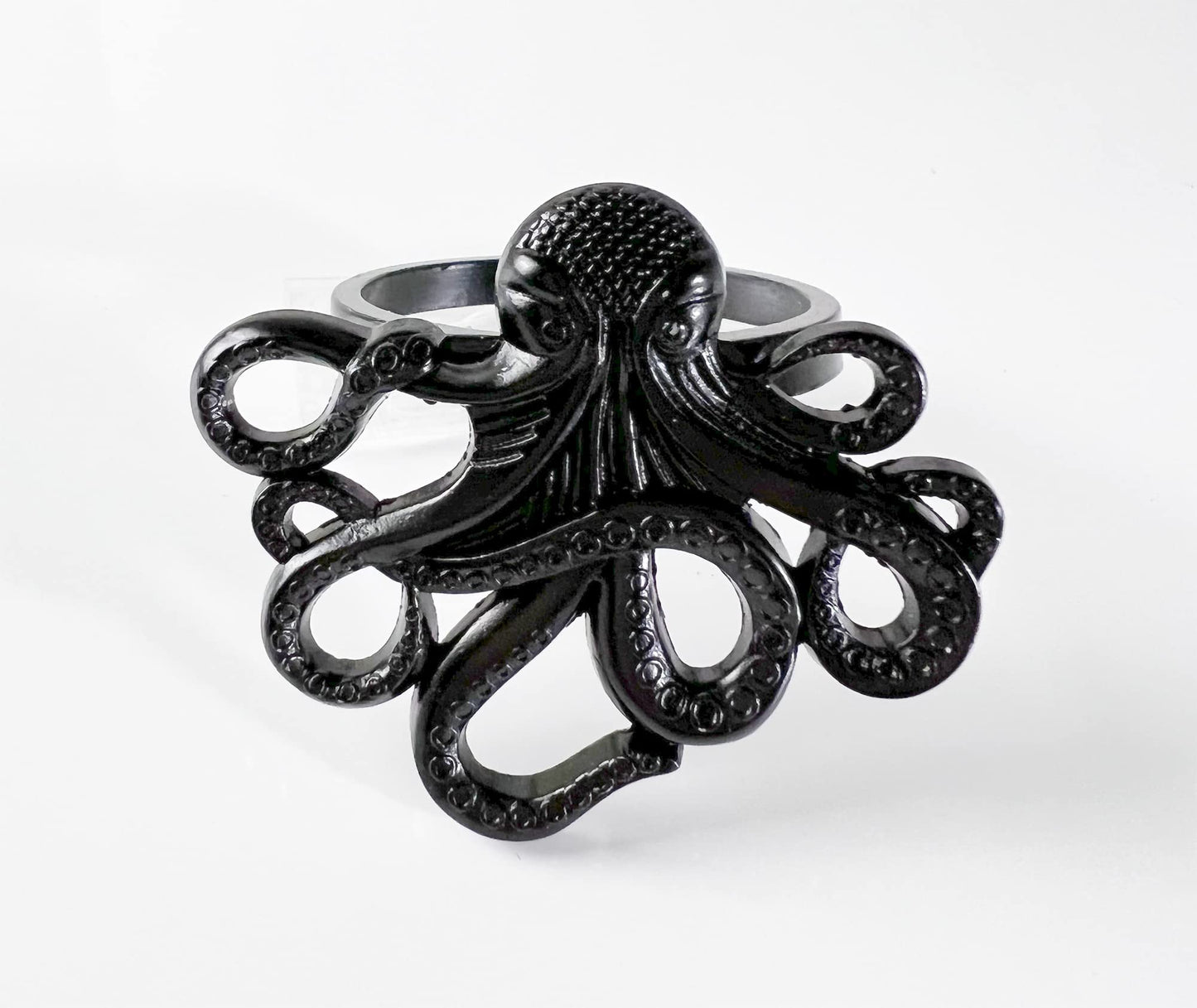 Fennco Styles Coastal Octopus Metal Napkin Rings, Set of 4 - Gold Nautical Napkin Holders for Home Décor, Dining Table, Banquets, Family Gathering and Special Occasions